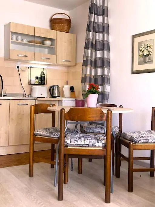 Apartment Melanie Umag 0*,